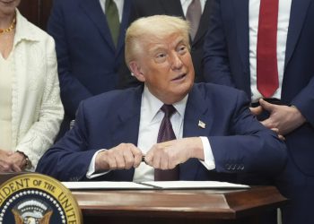 Trump modificira globalne tarife satima prije roka – RT World News