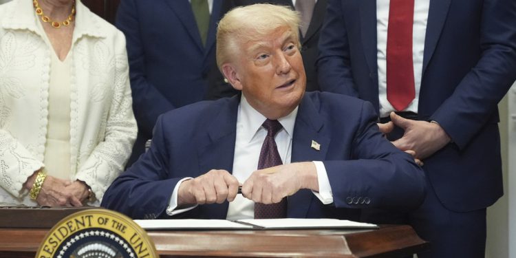 Trump modificira globalne tarife satima prije roka – RT World News