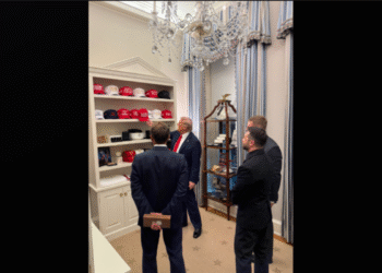 Trump pokazuje Merch zadirkujući treći mandat dok Zelenski posjeti tražeći završetak Ukrajinskog rata: ‘Izlaz kroz suvenirnicu’