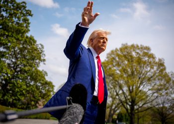 Trump se sukobljava s novinarom zbog politike tarifa, naziva ga “ludačkim”