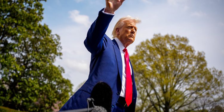 Trump se sukobljava s novinarom zbog politike tarifa, naziva ga “ludačkim”