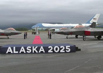 Trump sletio na Aljasku: Putin stiže u 21 sat, tisuće ljudi prati njegov zrakoplov