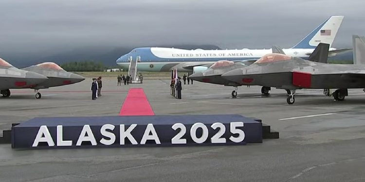 Trump sletio na Aljasku: Putin stiže u 21 sat, tisuće ljudi prati njegov zrakoplov