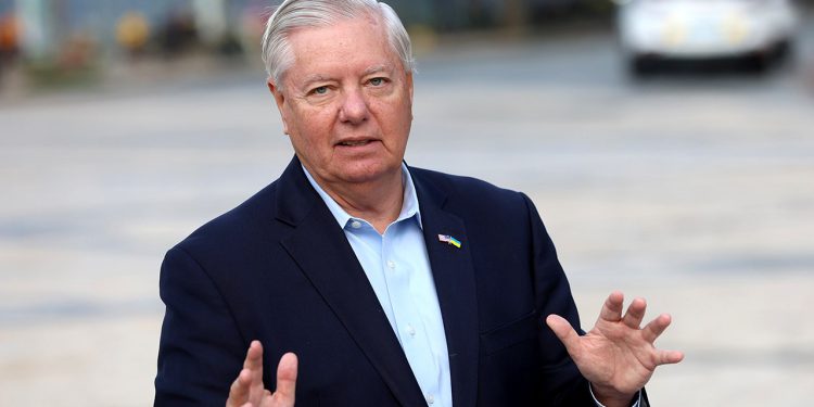 Trump ukazuje na odobrenje senatora Lindsey Graham dok govori putem telefona