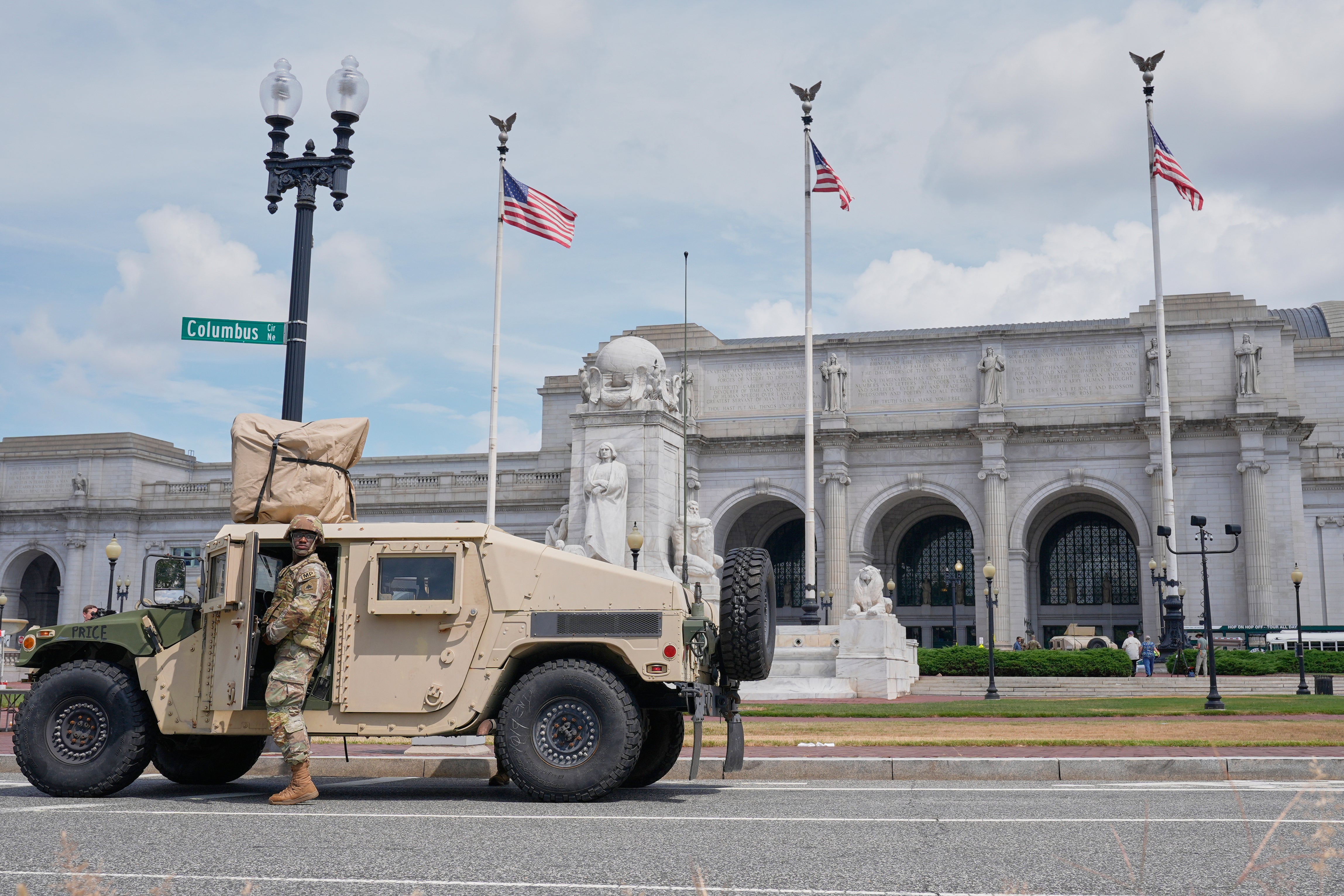 Član Nacionalne garde čuva izvan Washingtona, DC -ove Union Station. Predsjednik Donald Trump mobilizirao je oko 800 trupa Nacionalne garde, a Zapadna Virginija šalje do 400 više