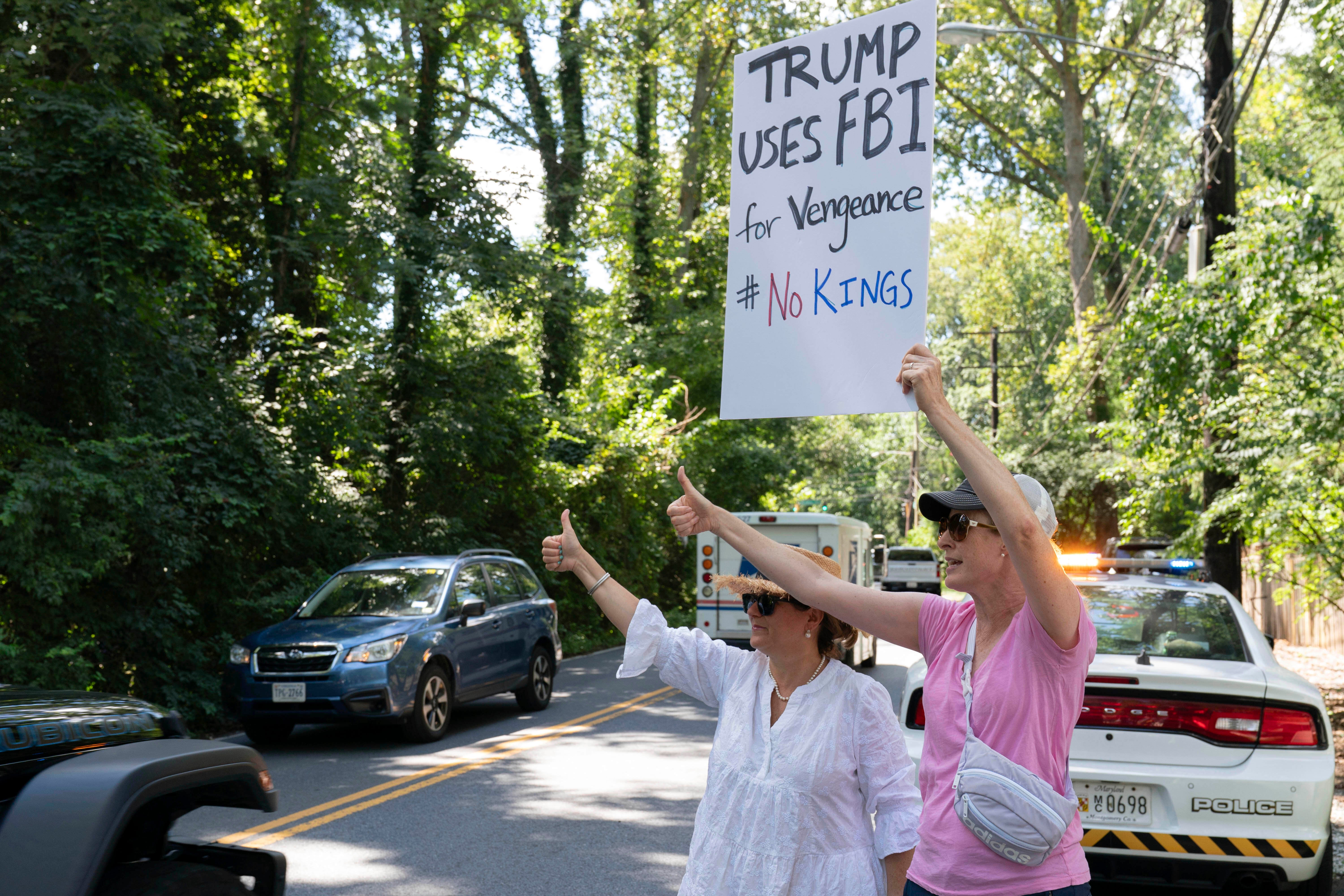 U petak ujutro započelo je vijest o FBI raciji u kući Johna Boltona. Do popodneva, najnovije u Epsteinovoj istrazi učinilo je da je to kao daleka uspomena.