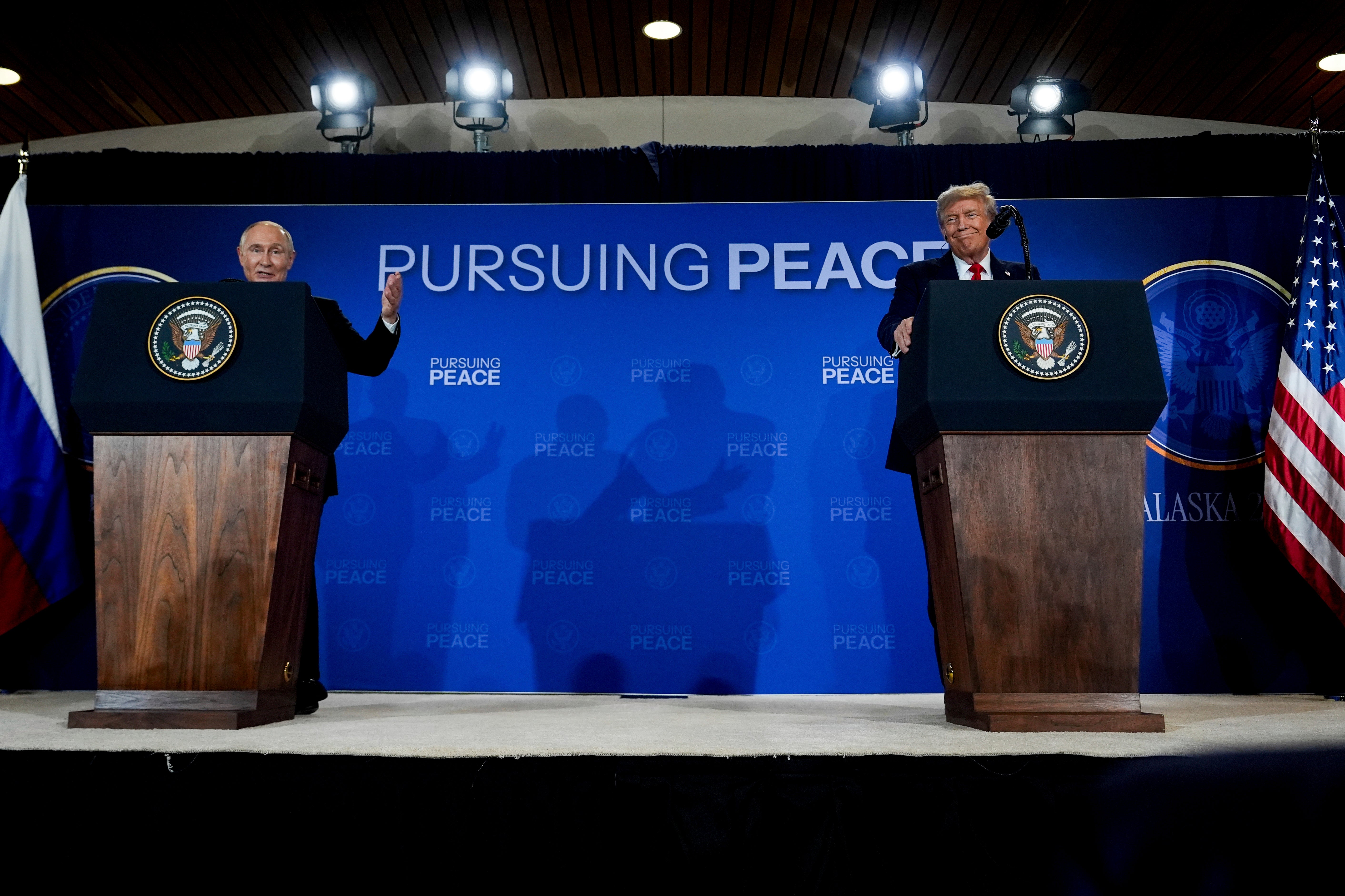 Trump i Putin u petak popodne su se sastali u vojnoj bazi Aljaske kako bi razgovarali o prestajanju rata, više od tri godine nakon ruske invazije. Čelnici su najavili da je postignut 