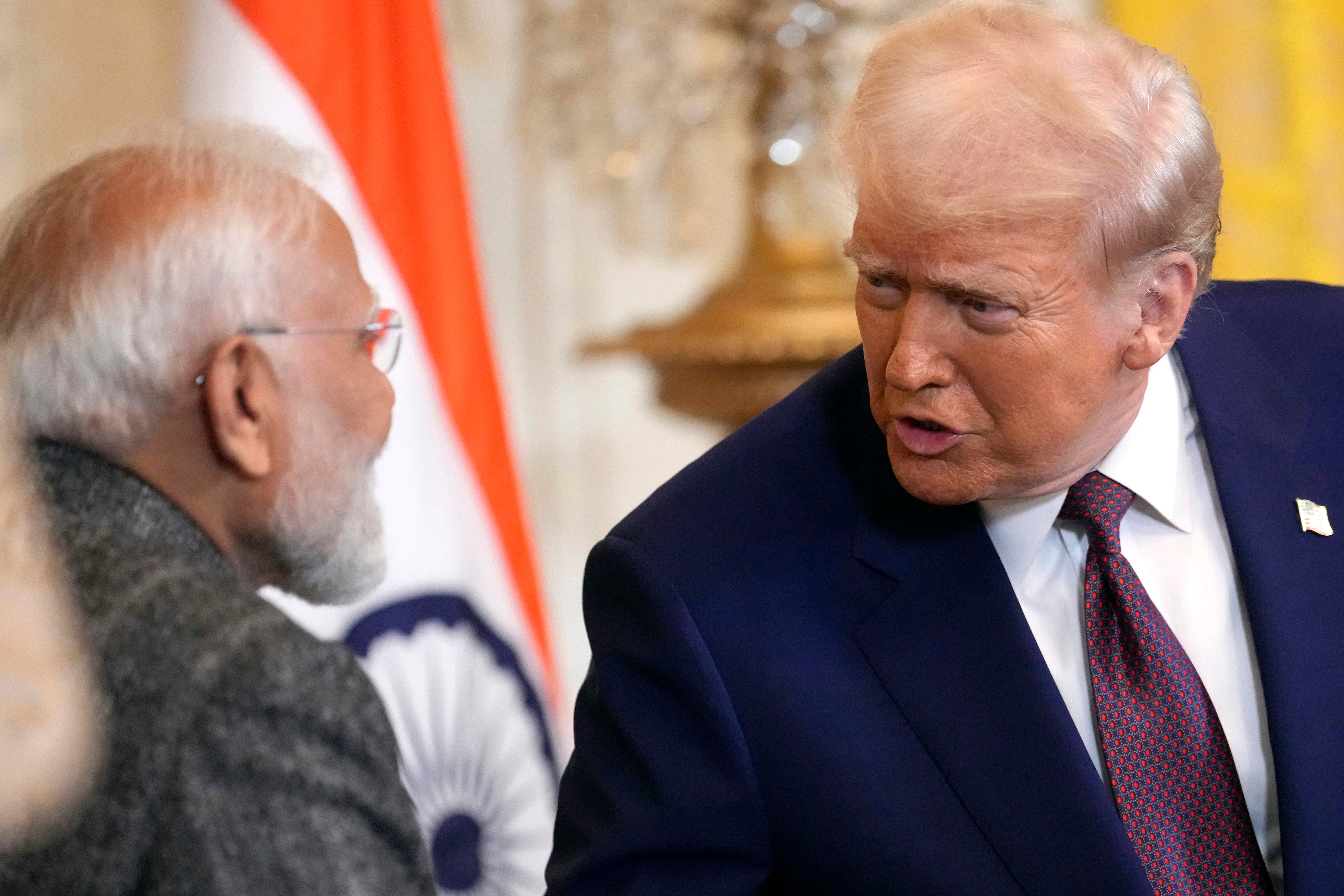 Trump, u redu, razgovara s indijskim premijerom Narendra Modi u istočnoj sobi Bijele kuće u veljači