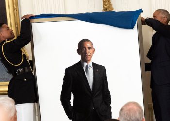 Trumpov vid-no-evil pomicanje slijeće Obama i grle iz vida u portretu Bijele kuće, kaže izvještaj
