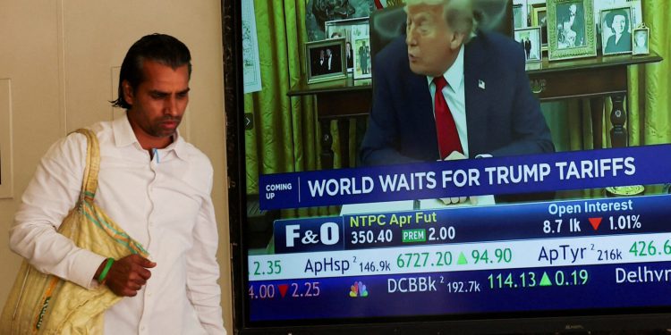 Trumpove carine spustile azijske burze, dolar ojačao, nafta poskupila