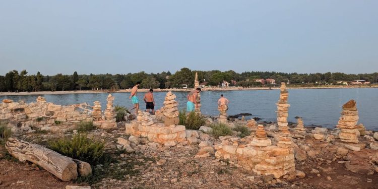 Turisti devastiraju zaštićeni arheološki lokalitet Sipar!