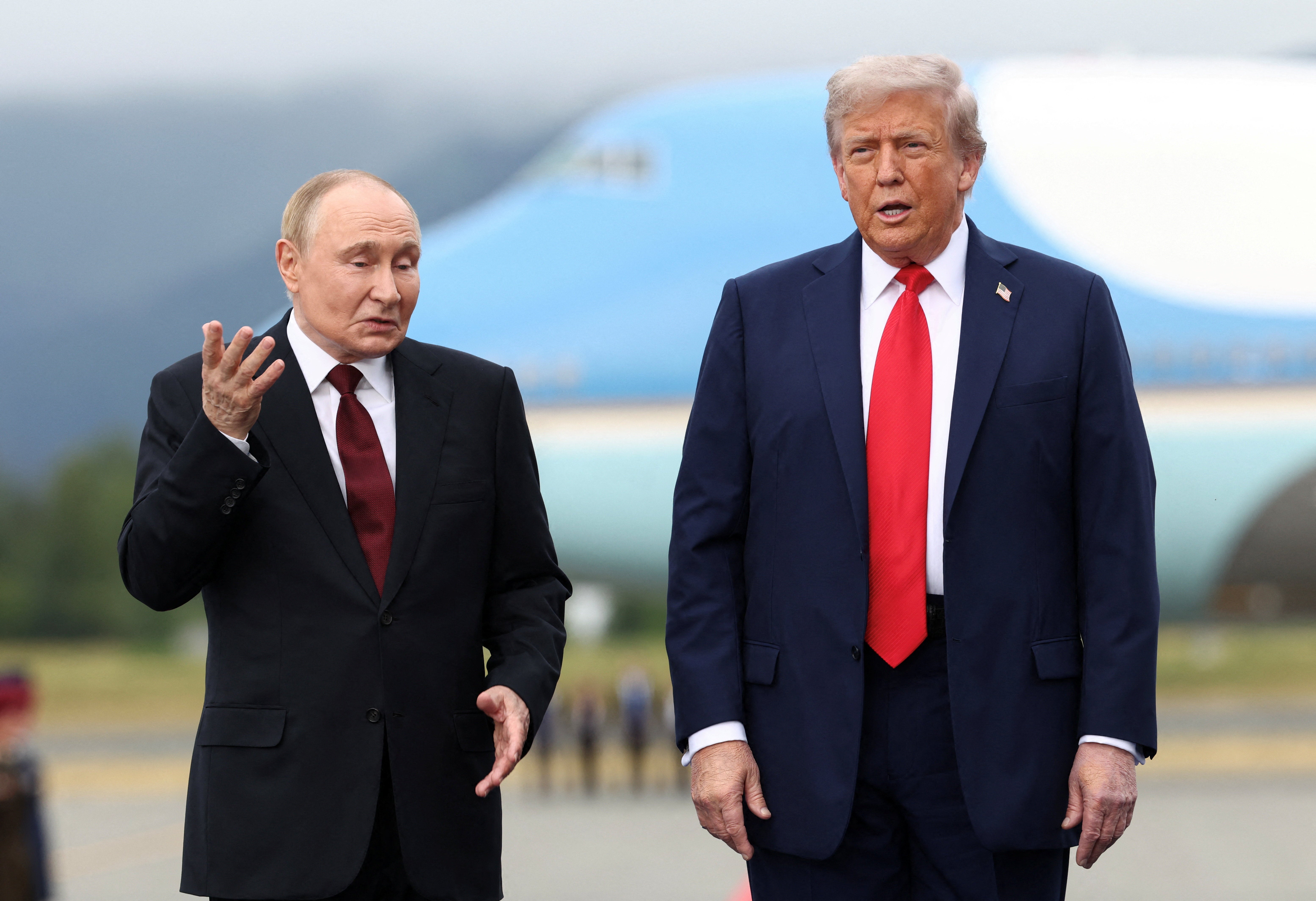 Putin je ukazao na uho i slegnuo ramenima, pojavljujući se da sugerira da ili ne može uhvatiti pitanje ili nije razumio, kad ga je novinar pitao hoće li 