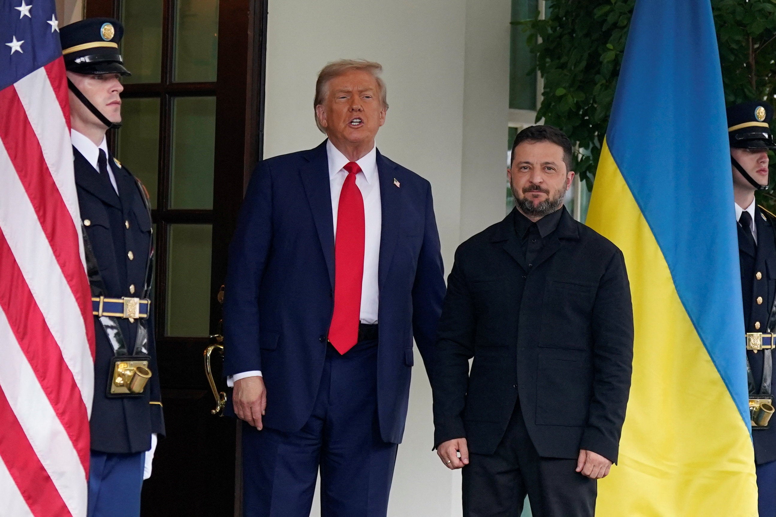 Ukrajinski vođa Volodimyr Zelensky stigao je na sastanak s predsjednikom Donaldom Trumpom u Ovalnom uredu koji je nosio sve crno odijelo nakon što ga je Trump kritizirao zbog odjeće tijekom sastanka u veljači.