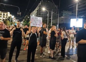 U Srbiji žestoki prosvjedi: Bačeni topovski udari, policija potiskuje prosvjednike