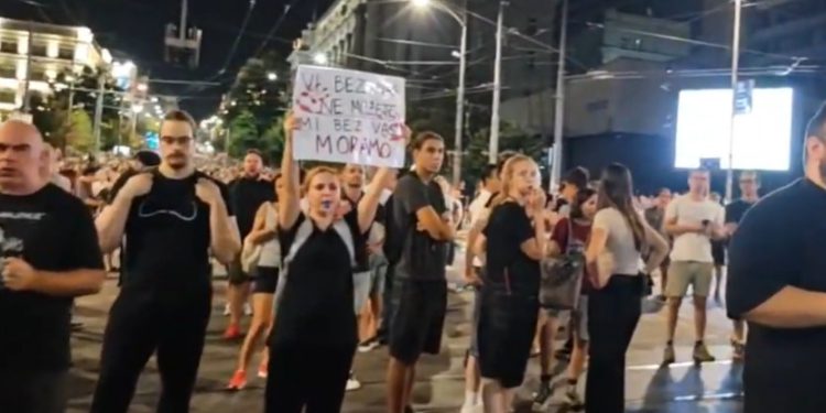 U Srbiji žestoki prosvjedi: Bačeni topovski udari, policija potiskuje prosvjednike