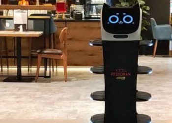 U zadarskom restoranu robot Lesi poslužuje hranu i piće: ‘Ne zamjenjuje ljude, već olakšava njihov rad’