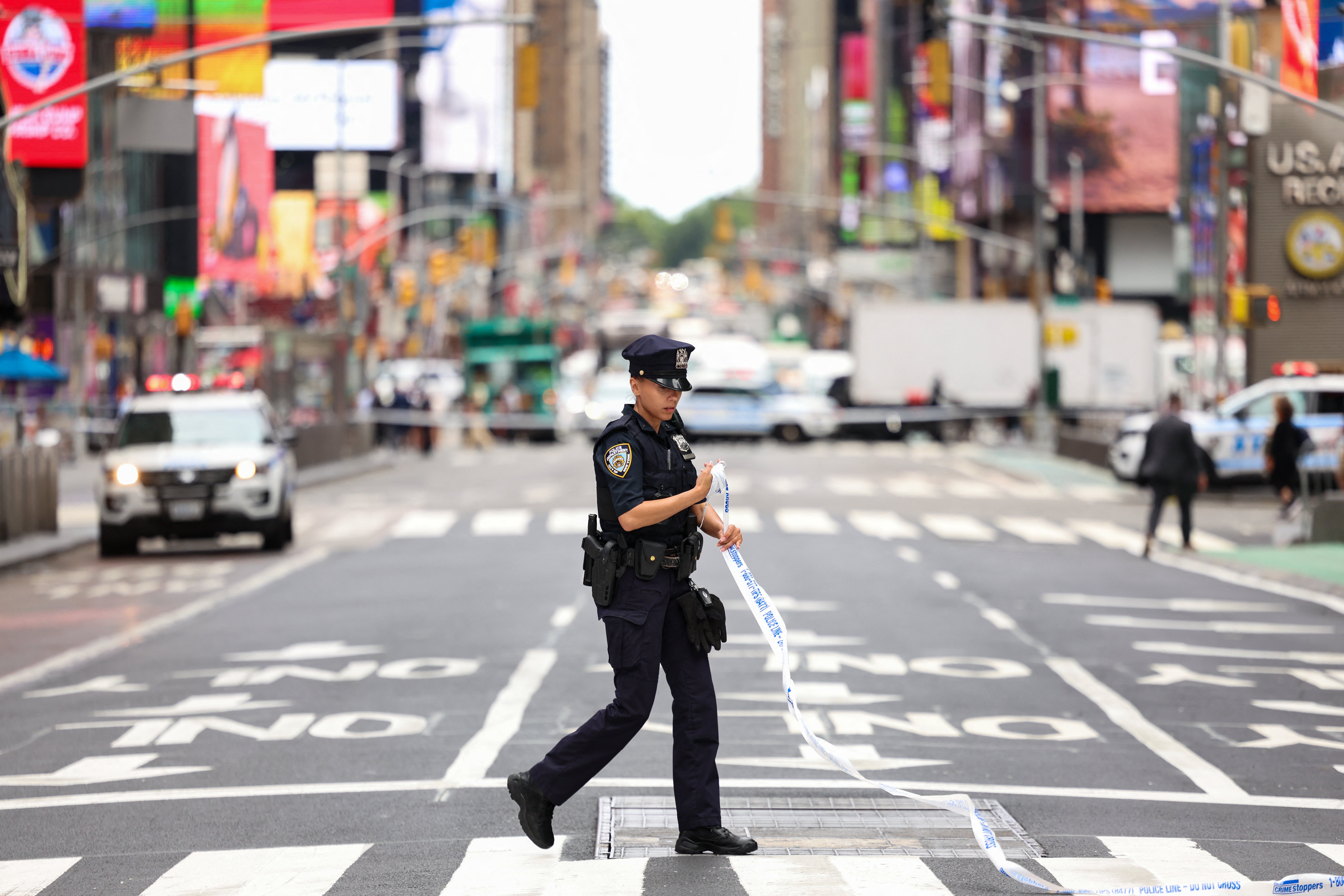 Vlasti su u ponedjeljak ujutro evakuirale Times Square nakon što je pronađen sumnjivi paket izvan obližnjeg okruga NYPD -a.