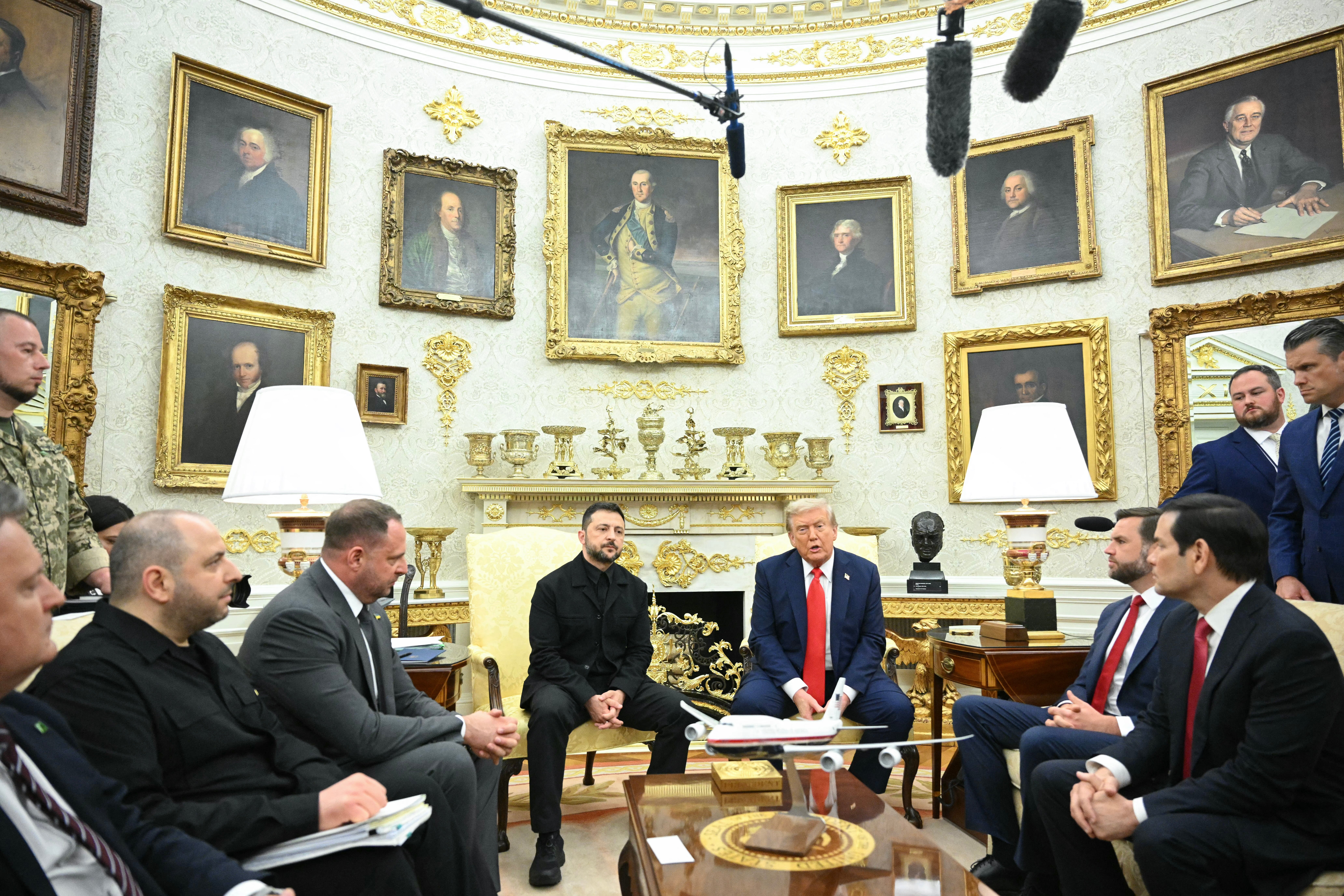 Bijela kuća pitala je ukrajinske dužnosnike hoće li Zelenski nositi odijelo uoči sastanka u ponedjeljak u DC -u s vrhunskim europskim liderima i Trumpom