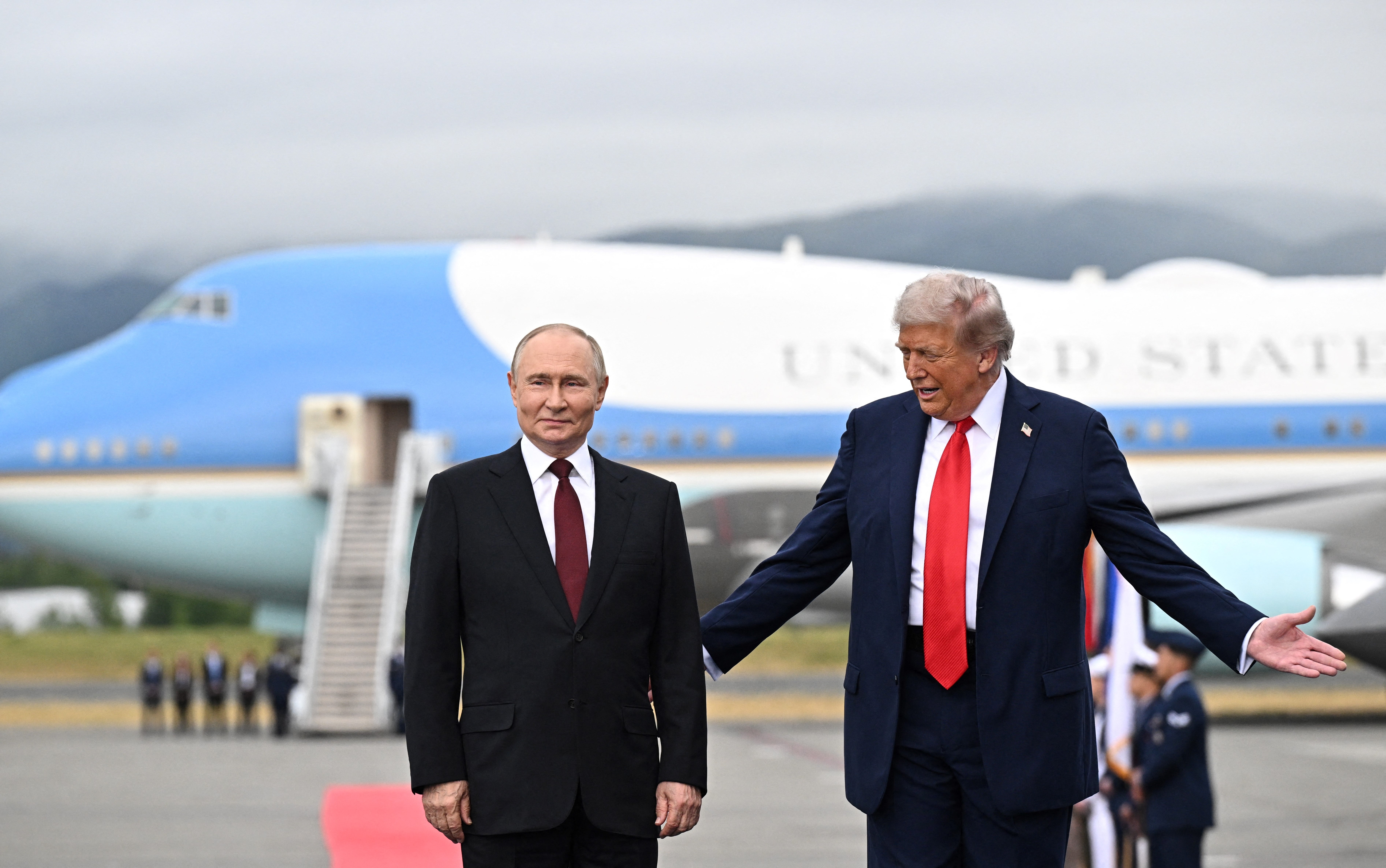 Američki predsjednik Donald Trump i ruski predsjednik Vladimir Putin poziraju za fotografije tijekom sastanka američke Rusije na Ukrajini u zajedničkoj bazi Elmendorf-Richardson u Anchorageu, Aljaska, 15. kolovoza