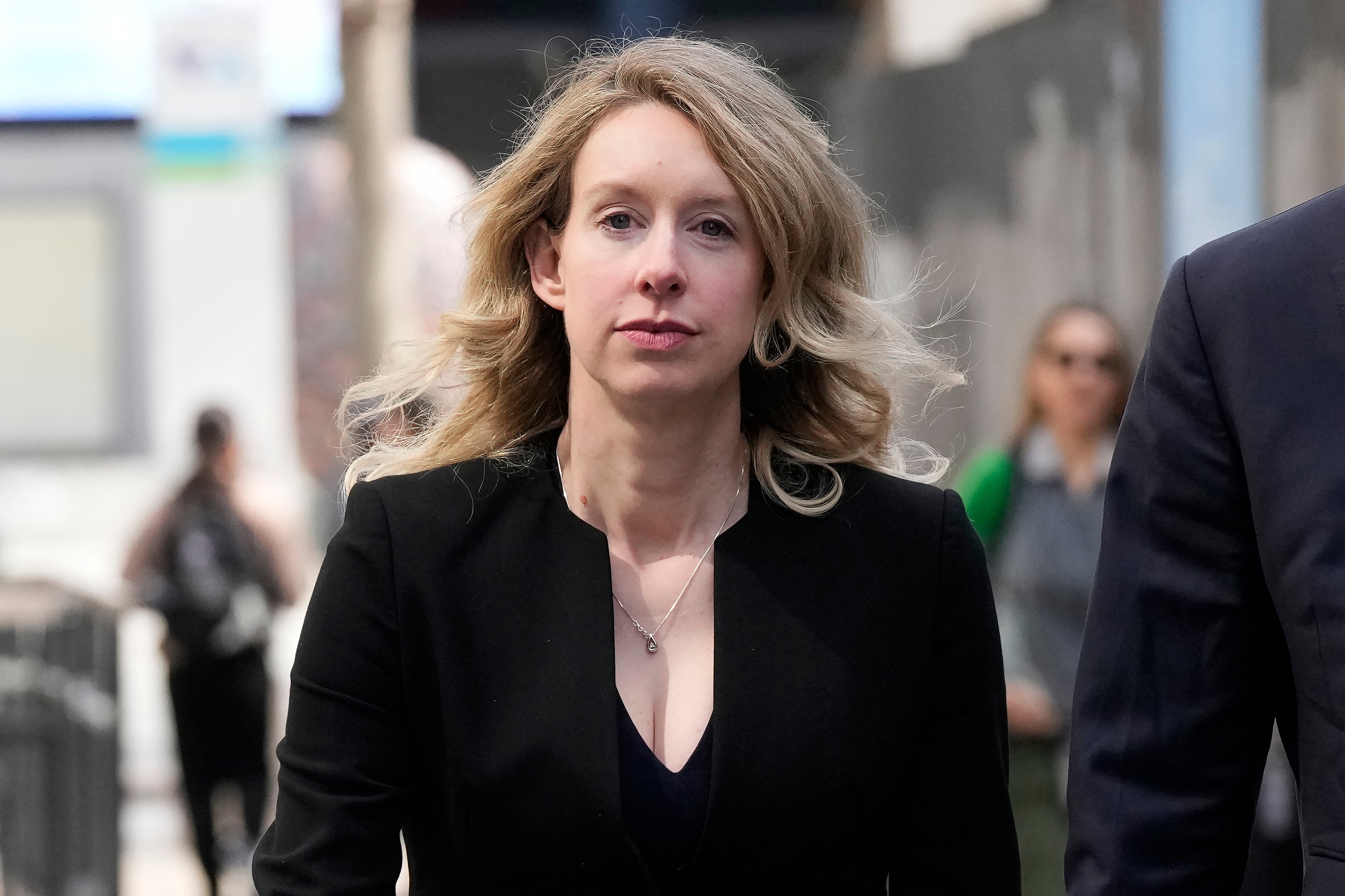 Maxwell se pridružuje Elizabeth Holmes, koja se prijavila Bryanu u svibnju 2023. godine kako bi započela izdržavanje 11-godišnje kazne za obmanjivanje ulagača u startup za testiranje krvi, Theranos