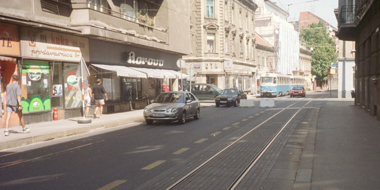 Udav snimljen na ulici hrvatskog grada: Ogromna zmija polako je gmizala uz fasadu