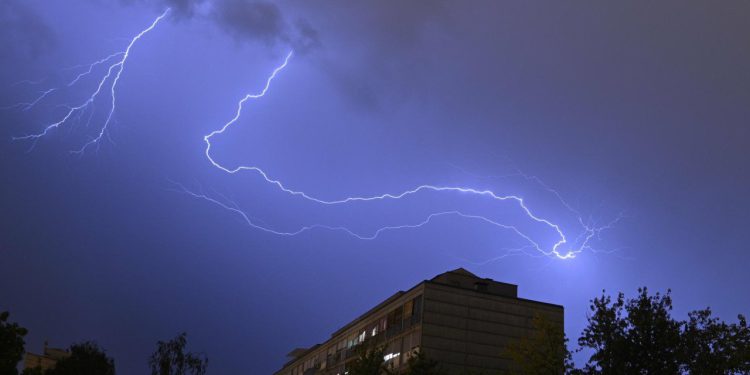 Ulazimio u nestabilno vrijeme, za jednu regiju upaljen narančasti alarm! Mogućnost tuče i olujnog vjetra, a na drugom kraju Europe skroz druga priča