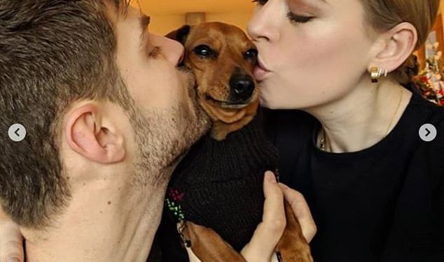 Unutar razornog razdvajanja između YouTube Zlatnog para Tanya Burr i Jima Chapmana … Dok otkrivamo što se stvarno dogodilo s njihovim nestalim psom: Molly Clayton