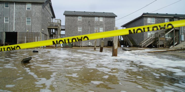 Uragan Erin Live Ažuriranja: Životno opasni valovi razbijaju obalu Sjeverne Karoline s olujom postavljenim na intenziviranje