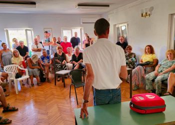 VAŽNO JE ZNATI Na Drveniku Velom održano predavanje o korištenju defibrilatora