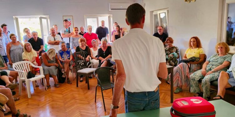VAŽNO JE ZNATI Na Drveniku Velom održano predavanje o korištenju defibrilatora