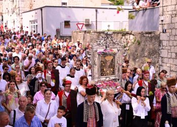 VELIKA FOTOGALERIJA Donosimo impresivne prizore iz Sinja. Pogledajte što smo sve ‘uhvatili’ na procesiji na kojoj su bile tisuće i tisuće vjernika