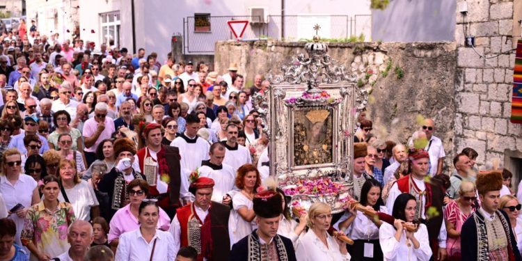 VELIKA FOTOGALERIJA Donosimo impresivne prizore iz Sinja. Pogledajte što smo sve ‘uhvatili’ na procesiji na kojoj su bile tisuće i tisuće vjernika