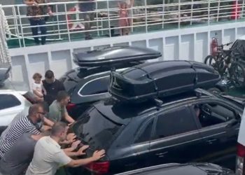 VIDEO Auto zapeo na trajektu, grupa mladića riješila stvar u par sekundi. Pogledajte kako