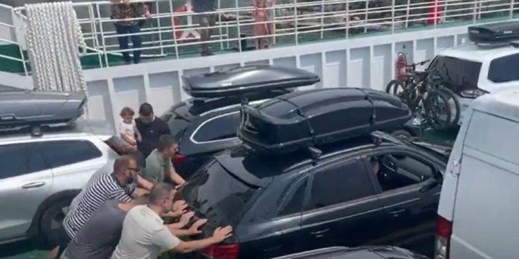 VIDEO Auto zapeo na trajektu, grupa mladića riješila stvar u par sekundi. Pogledajte kako