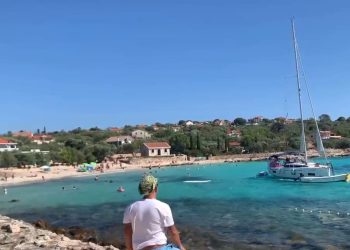 VIDEO Jedrilica u Malom Drveniku presjekla sigurnosne bove od plaže i opako ugrozila kupače!