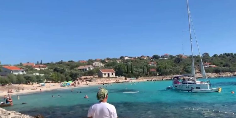 VIDEO Jedrilica u Malom Drveniku presjekla sigurnosne bove od plaže i opako ugrozila kupače!