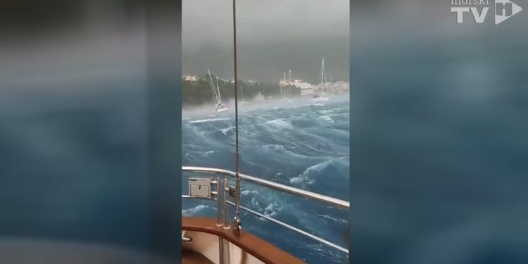 VIDEO Nevrijeme pogodilo splitsko plovno područje, golemi valovi kod Komiže, nastradala plovila