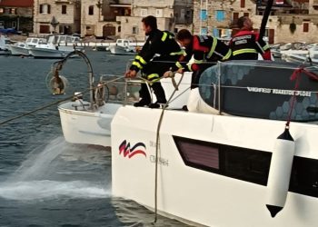 VIDEO Nevrijeme poharalo Vis: Vjetar izbacio jedrilicu na obalu, stradali brodovi i katamaran