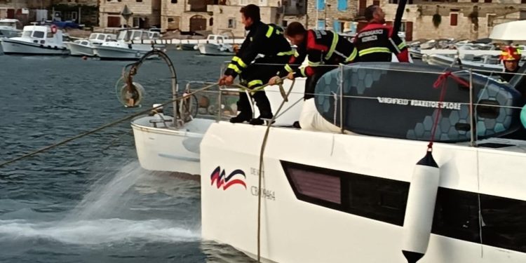 VIDEO Nevrijeme poharalo Vis: Vjetar izbacio jedrilicu na obalu, stradali brodovi i katamaran