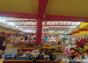 VIDEO Rekordne vrućine i skupe namirnice, kupaca na mostarskoj tržnici sve manje