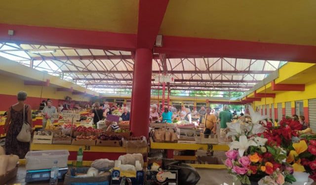 VIDEO Rekordne vrućine i skupe namirnice, kupaca na mostarskoj tržnici sve manje