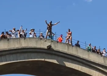 VIDEO Skok s padobranom sa Starog mosta oduševio turiste