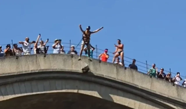 VIDEO Skok s padobranom sa Starog mosta oduševio turiste