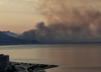Vatra guta sve pred sobom: Pogled s Trstenika otkriva koliko je požar u Podstrani ozbiljan