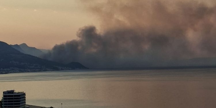 Vatra guta sve pred sobom: Pogled s Trstenika otkriva koliko je požar u Podstrani ozbiljan