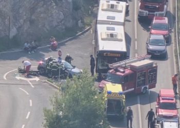 Vatrogasci oslobodili osobu zaglavljenu u vozilu nakon sudara kod Bosanke