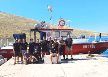 Vatrogasci se okupili užežin komemoracije i uredili stazu te područja oko kapelice i križeva na otoku Kornatu