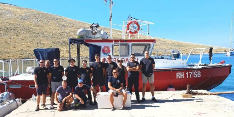 Vatrogasci se okupili užežin komemoracije i uredili stazu te područja oko kapelice i križeva na otoku Kornatu