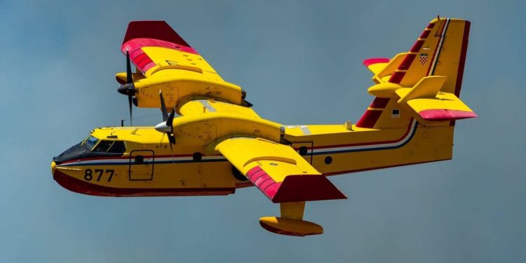 Veći požar buknuo u Dalmaciji. Puno vatrogasaca je na terenu, pomažu im dva kanadera