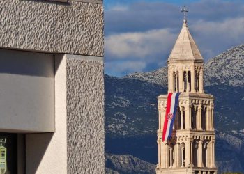 Velika hrvatska zastava zavijorila se na zvoniku Svetog Dujma